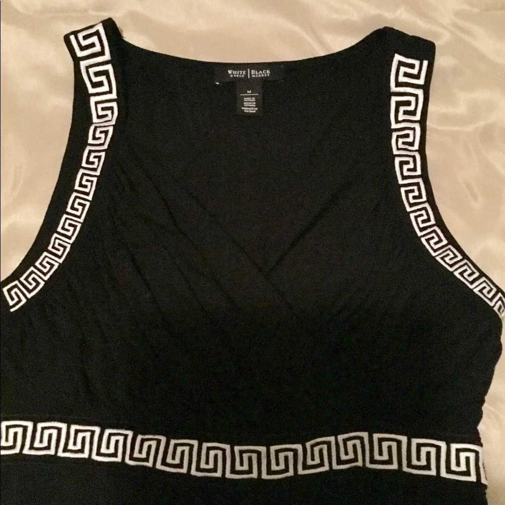 Blk & Wht Sharp! White House Black Market top M